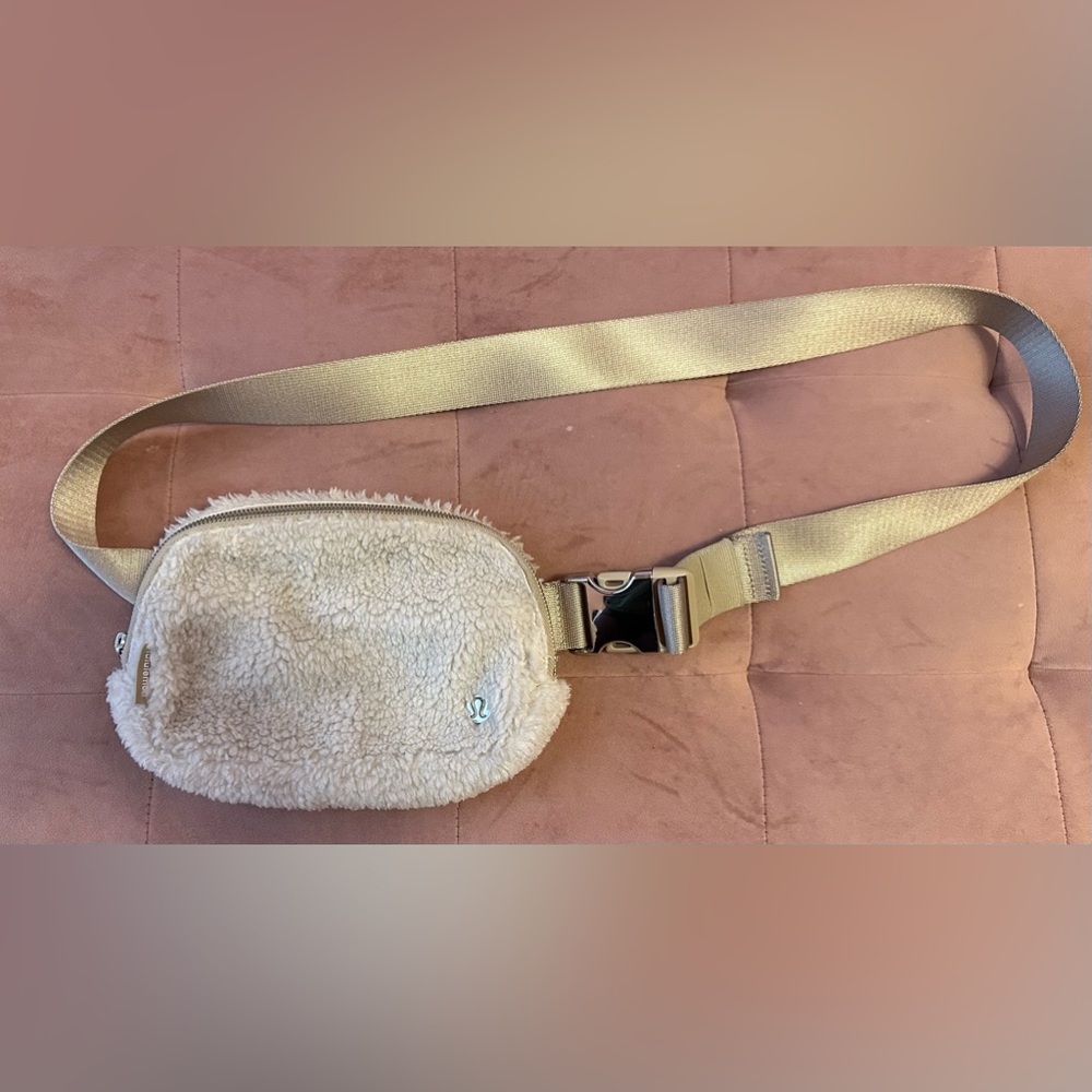 LULULEMON FLEECE EVERYWHERE BELT BAG 
1L - in off white/cream
